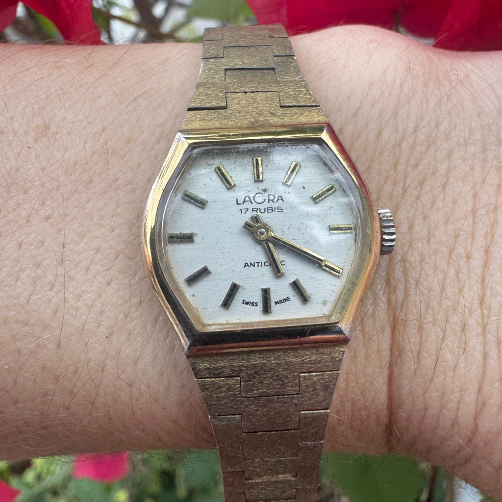 Vtg Laora 17 Jewel Antichoc Swiss Made Ladies Watch
